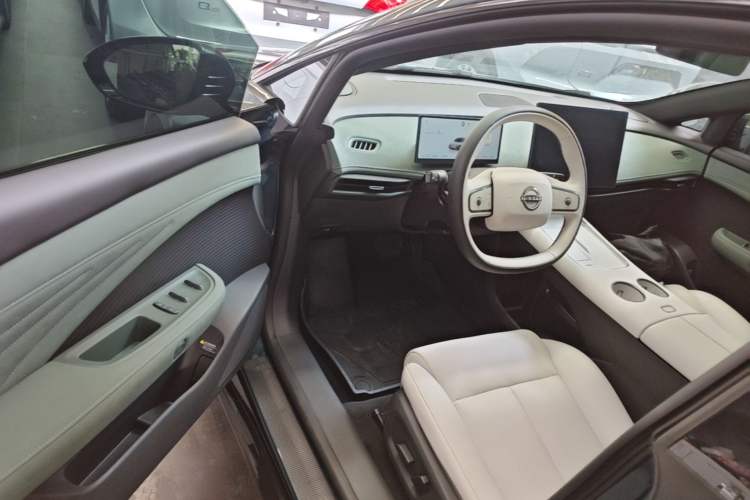 Used Nissan N7 2025 625 Pro Driver Seat