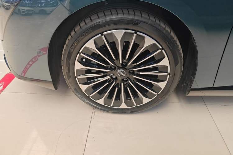 Used Nissan N7 2025 625 Max Exterior 4