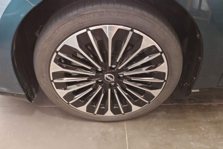 Used Nissan N7 2025 625 Pro Left Front Wheel Hub