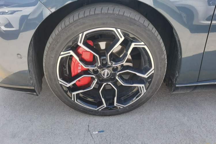 Used Nissan N7 2025 625 Max Left Front Wheel Hub