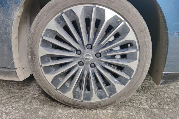 Used Nissan N7 2025 625 Max Right Front Wheel Hub