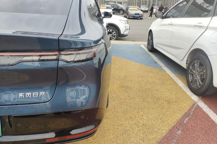 Used Nissan N7 2025 625 Max Right Rear Taillight
