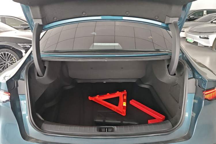 Used Nissan N7 2025 510 Max Trunk