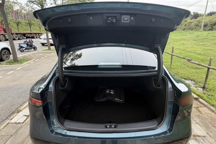 Used Nissan N7 2025 625 Max Trunk
