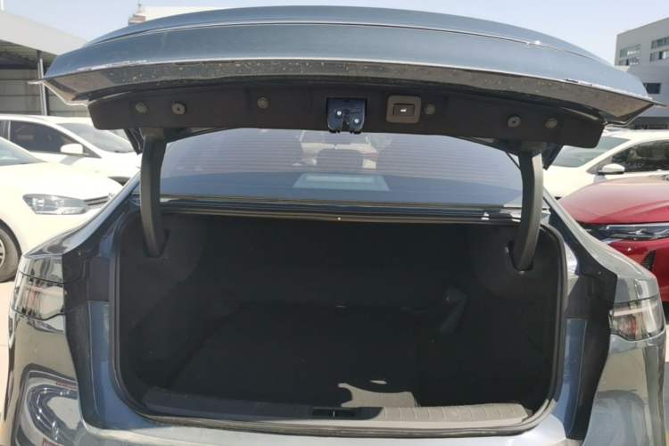 Used Nissan N7 2025 625 Max Trunk
