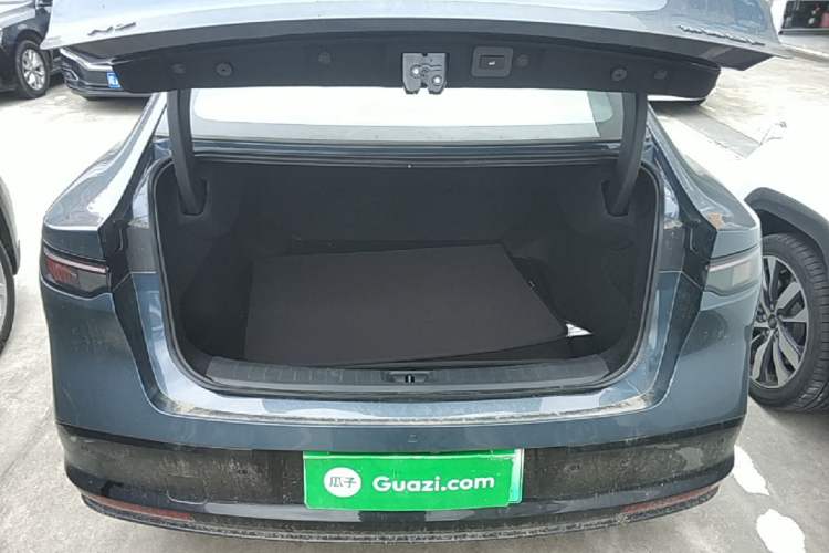 Used Nissan N7 2025 625 Max Trunk