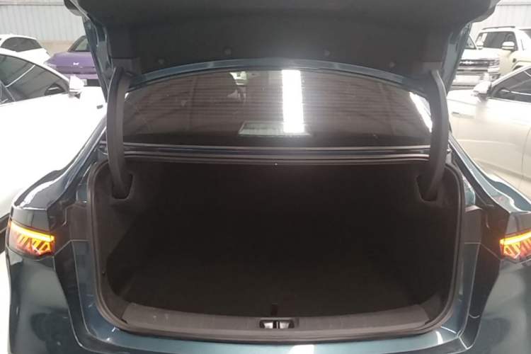 Used Nissan N7 2025 510 Max Trunk