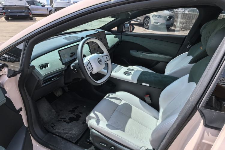 Used Nissan N7 2025 625 Max Interior 2