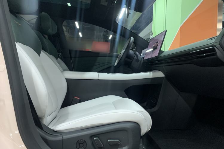 Used Nissan N7 2025 625 Pro Interior 4