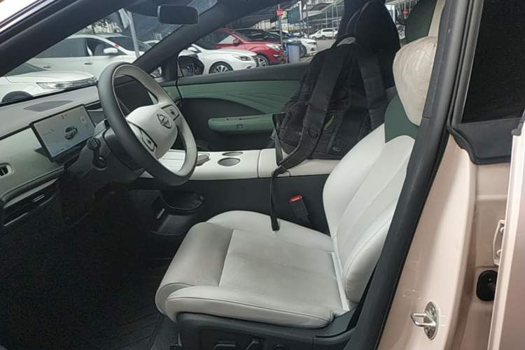 Used Nissan N7 2025 625 Max Left Front Seat