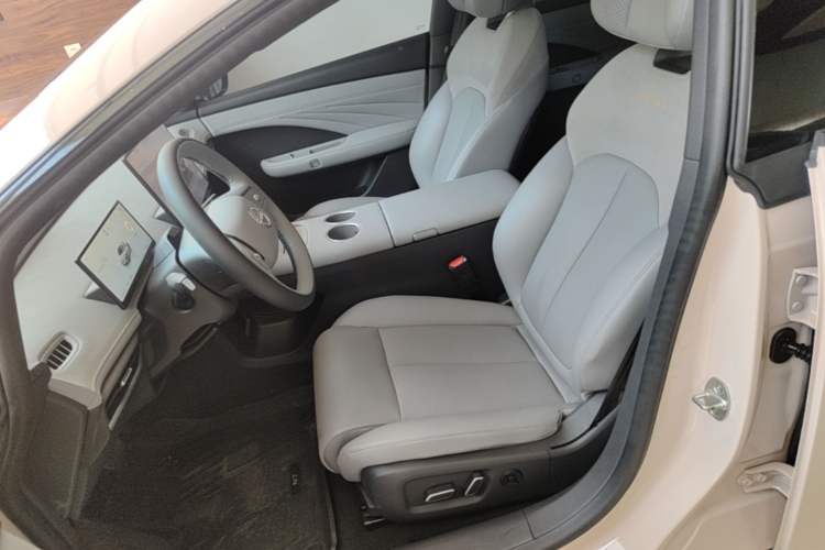 Used Nissan N7 2025 625 Max Left Front Seat