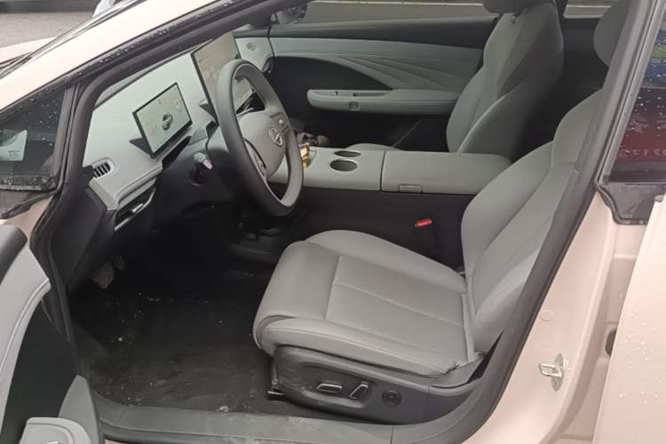 Used Nissan N7 2025 625 Max Left Front Seat