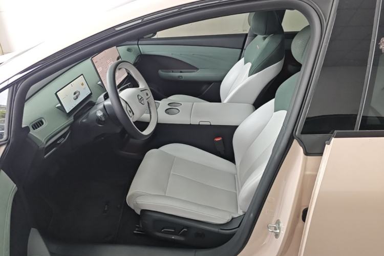 Used Nissan N7 2025 625 Max Left Front Seat