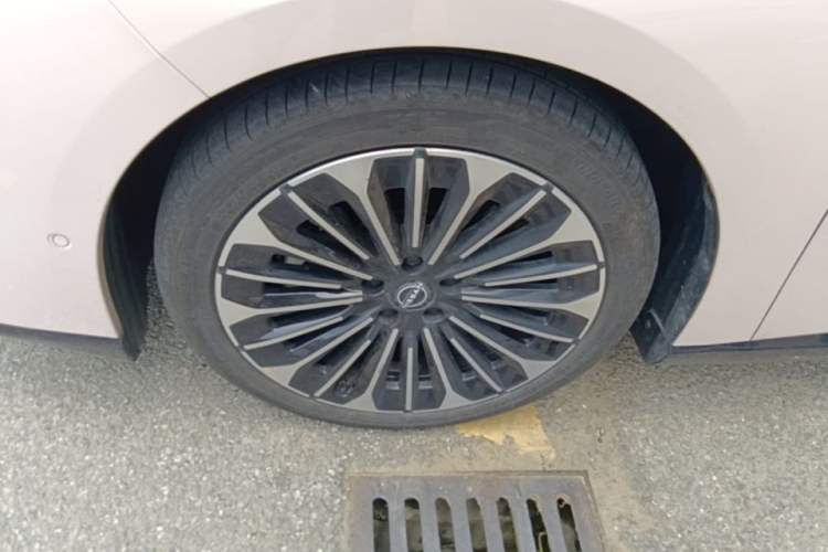 Used Nissan N7 2025 625 Max Left Front Wheel Hub