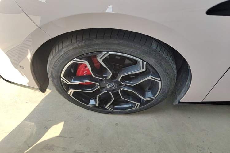 Used Nissan N7 2025 625 Max Left Front Wheel Hub