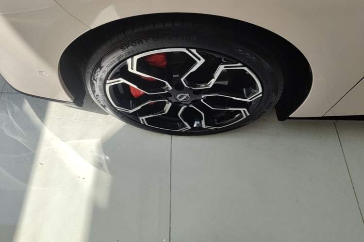 Used Nissan N7 2025 625 Max Left Front Wheel Hub