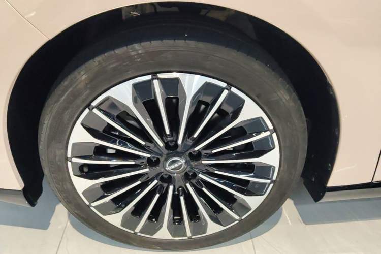 Used Nissan N7 2025 510 Pro Left Front Wheel Hub