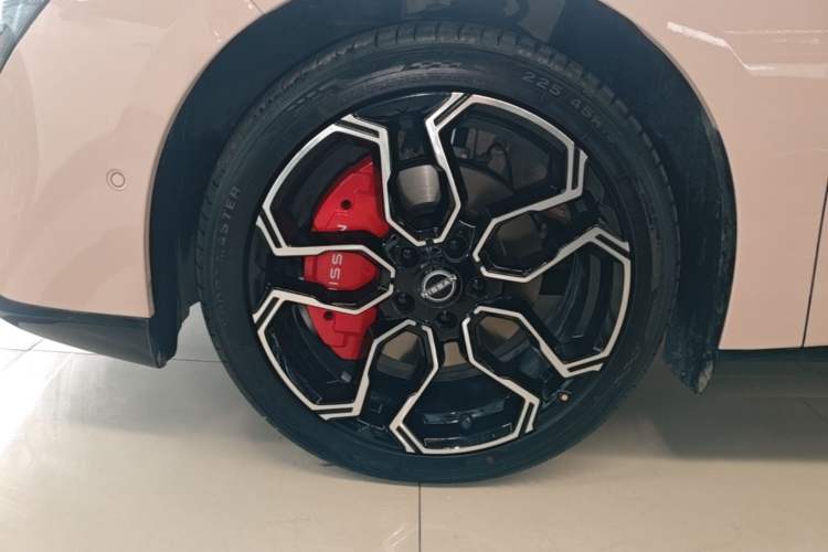 Used Nissan N7 2025 510 Max Left Front Wheel Hub