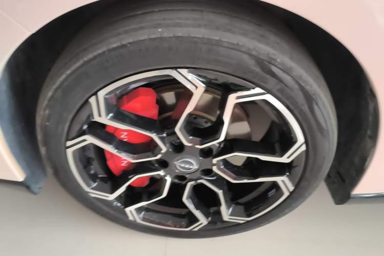 Used Nissan N7 2025 625 Max Left Front Wheel Hub
