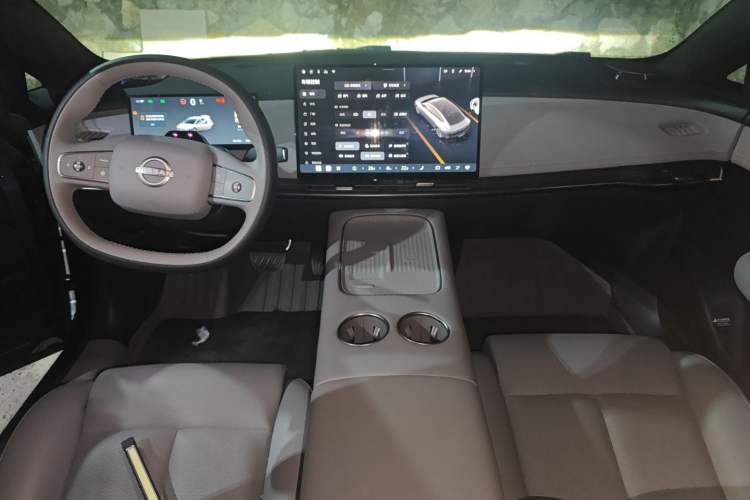 Used Nissan N7 2025 625 Max Center Console