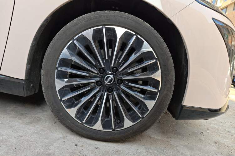 Used Nissan N7 2025 510 Pro Right Front Wheel Hub