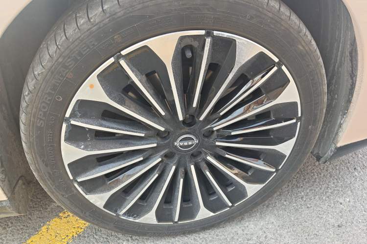 Used Nissan N7 2025 510 Max Right Front Wheel Hub