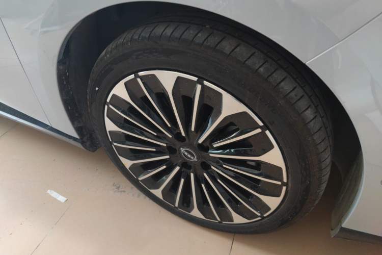 Used Nissan N7 2025 510 Max Right Front Wheel Hub