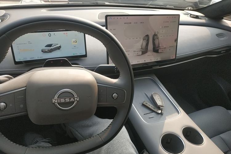 Used Nissan N7 2025 625 Max Center Console