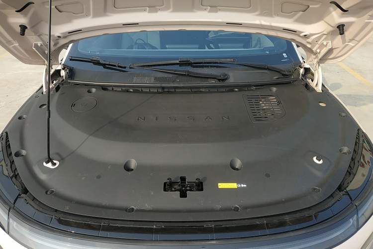 Used Nissan N7 2025 625 Max Engine Bay