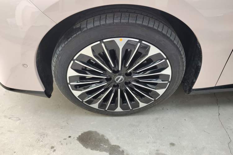 Used Nissan N7 2025 510 Max Exterior 2