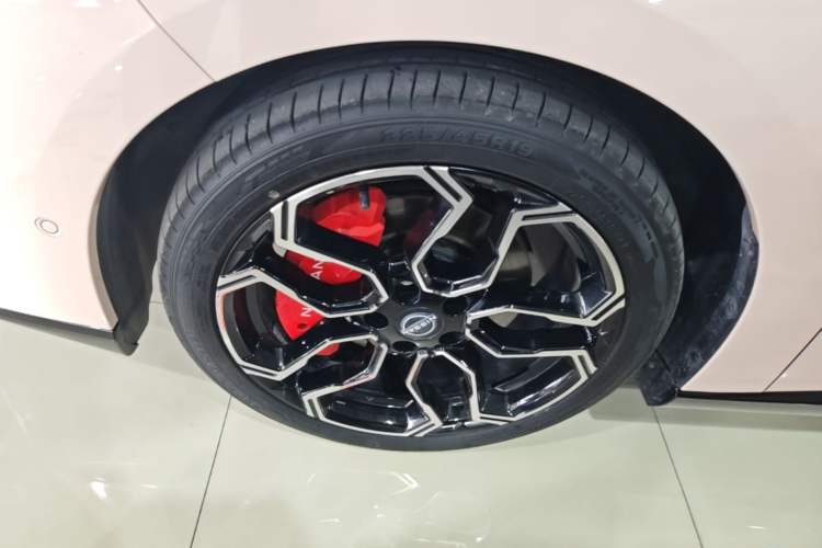Used Nissan N7 2025 625 Max Exterior 4