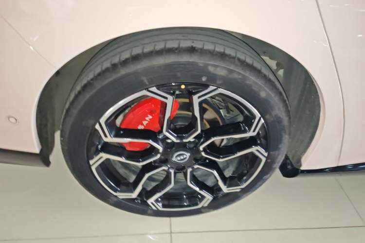 Used Nissan N7 2025 625 Max Exterior 5