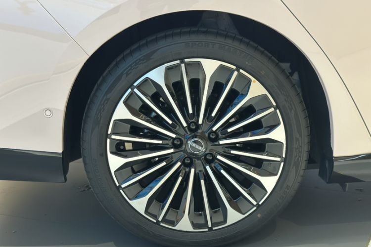 Used Nissan N7 2025 625 Max Exterior 6