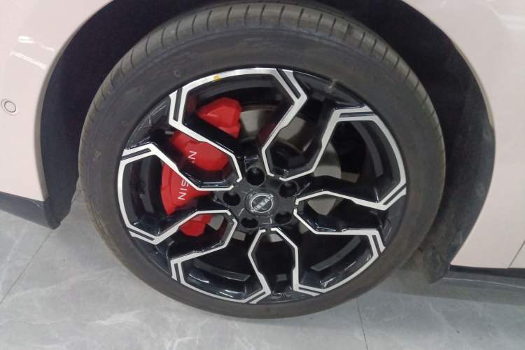 Used Nissan N7 2025 625 Max Exterior 7