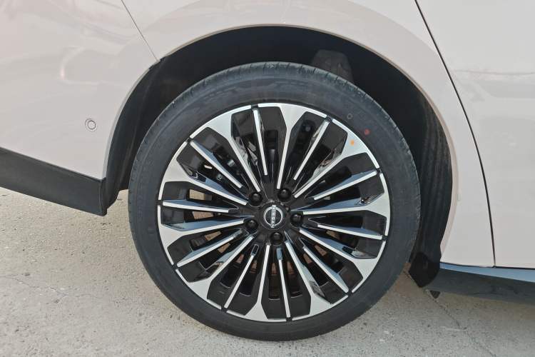 Used Nissan N7 2025 510 Max Exterior 8