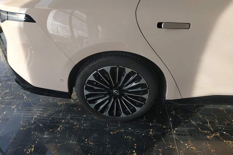 Used Nissan N7 2025 625 Max Exterior 8