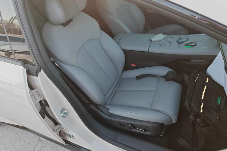 Used Nissan N7 2025 510 Max Right Front Seat