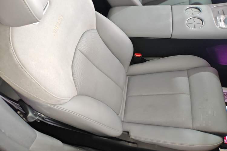 Used Nissan N7 2025 625 Max Right Front Seat
