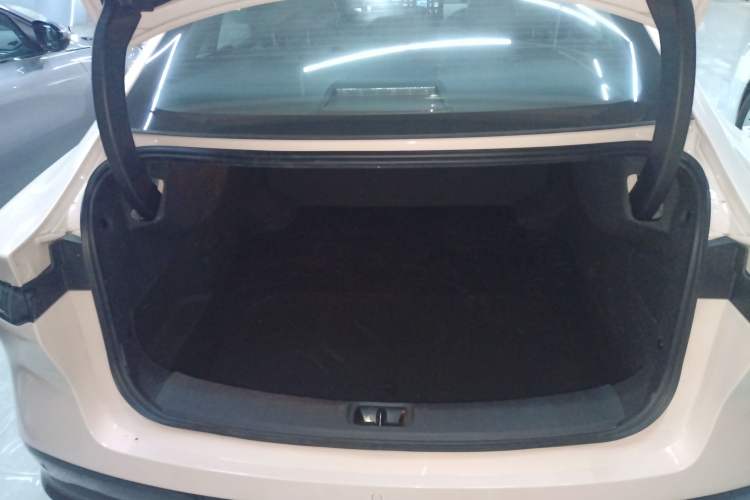 Used Nissan N7 2025 625 Max Trunk