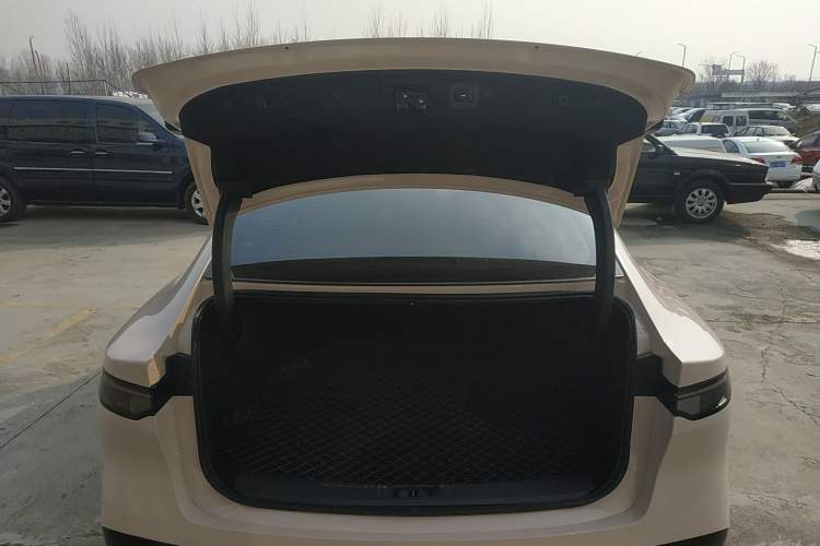 Used Nissan N7 2025 625 Max Trunk
