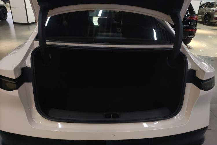 Used Nissan N7 2025 625 Max Trunk
