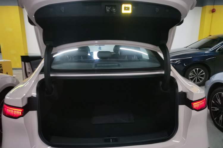 Used Nissan N7 2025 510 Pro Trunk
