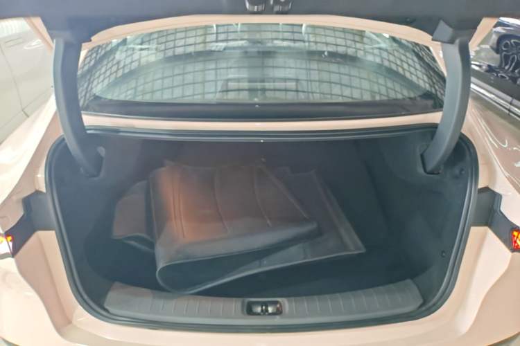 Used Nissan N7 2025 625 Max Trunk