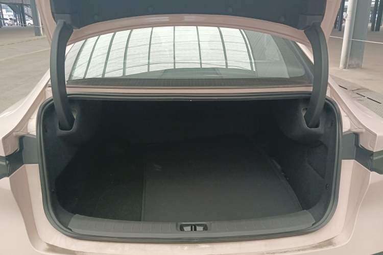 Used Nissan N7 2025 625 Max Trunk