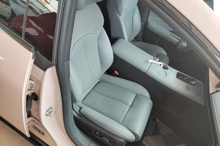 Used Nissan N7 2025 625 Max Right Front Seat