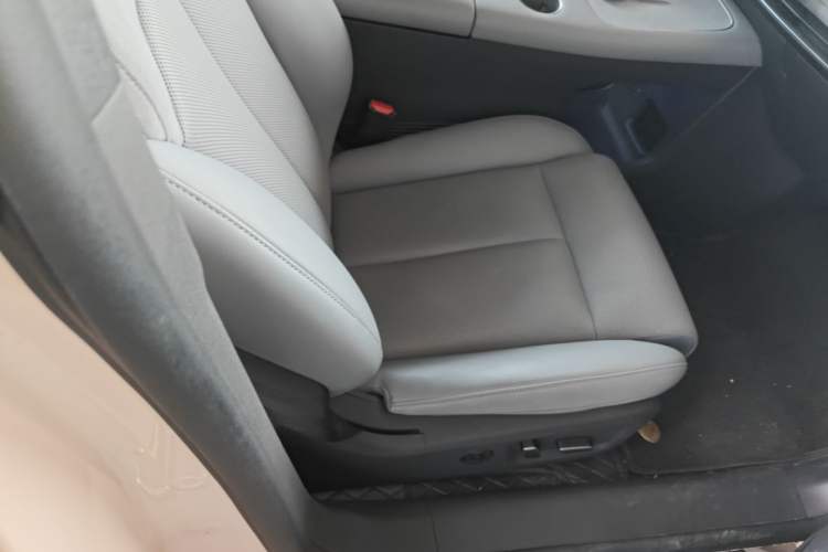 Used Nissan N7 2025 625 Max Right Front Seat