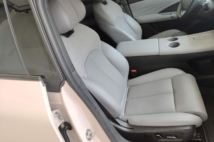 Used Nissan N7 2025 625 Max Right Front Seat