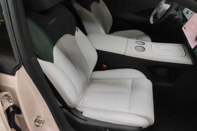 Used Nissan N7 2025 625 Pro Right Front Seat