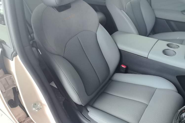 Used Nissan N7 2025 510 Pro Right Front Seat