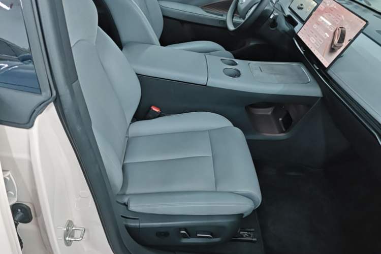 Used Nissan N7 2025 510 Max Right Front Seat